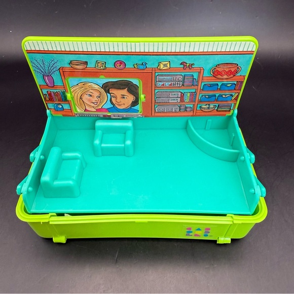 Vintage 1993 Caboodles Rec Room Playset Case Toy Biz w/Doll & Car Polly Pocket - Picture 4 of 13